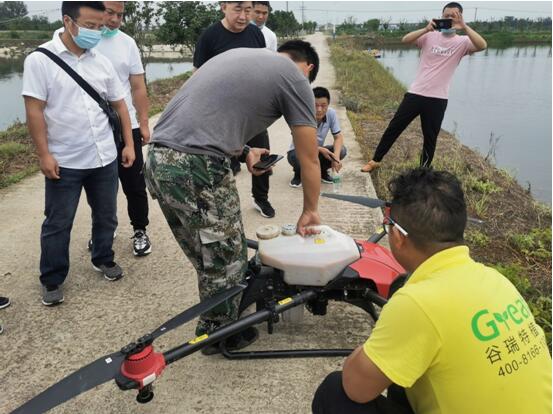 湖北荊門農(nóng)航站舉辦水產(chǎn)養(yǎng)殖無人機(jī)防治技術(shù)推廣示范現(xiàn)場會(huì)